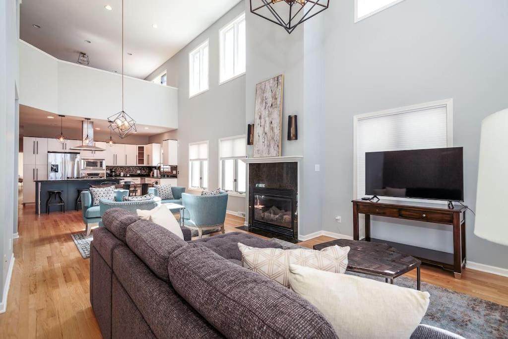 Вилла Eclectic Stylish And Cozy Milwaukee Unit Экстерьер фото