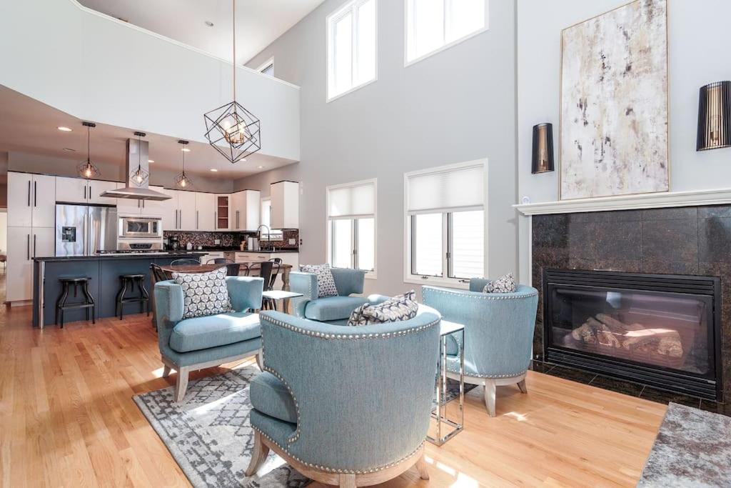 Вилла Eclectic Stylish And Cozy Milwaukee Unit Экстерьер фото