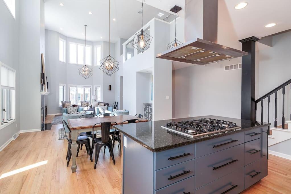 Вилла Eclectic Stylish And Cozy Milwaukee Unit Экстерьер фото