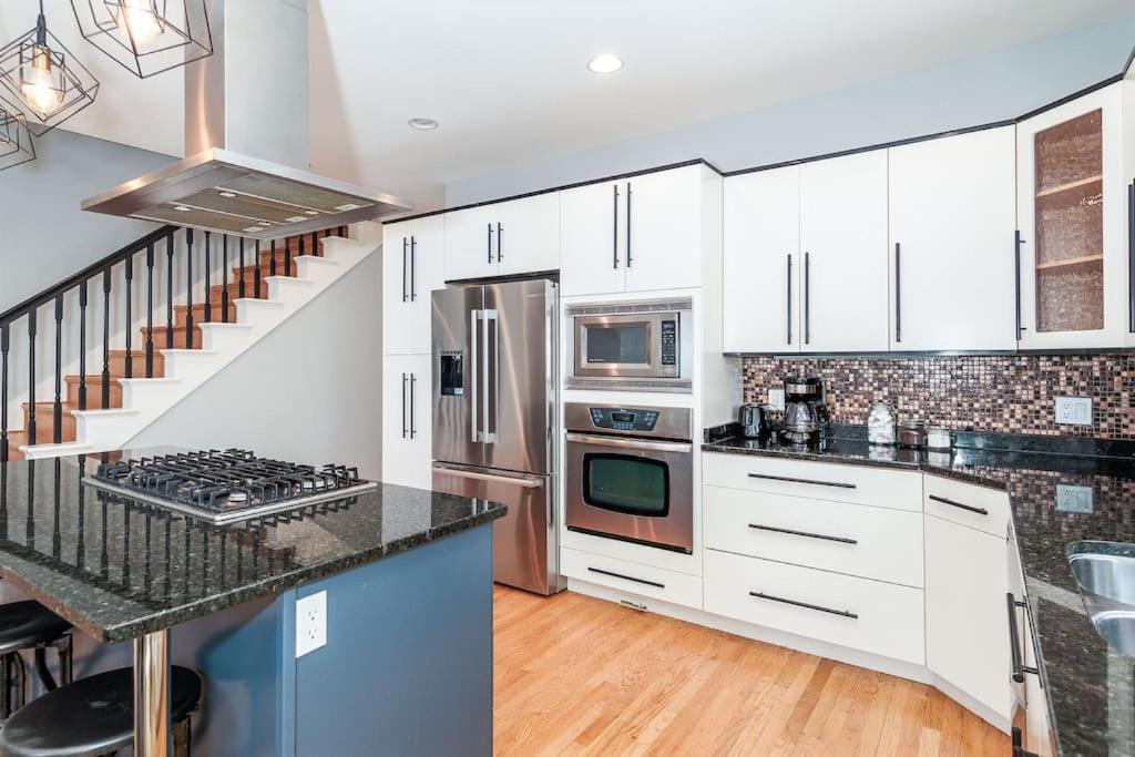 Вилла Eclectic Stylish And Cozy Milwaukee Unit Экстерьер фото